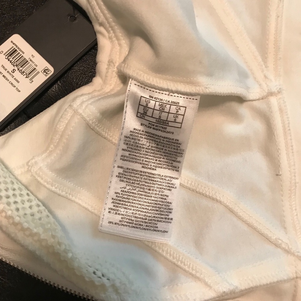 White Guess crop top 🔥 - Picture 3 of 4